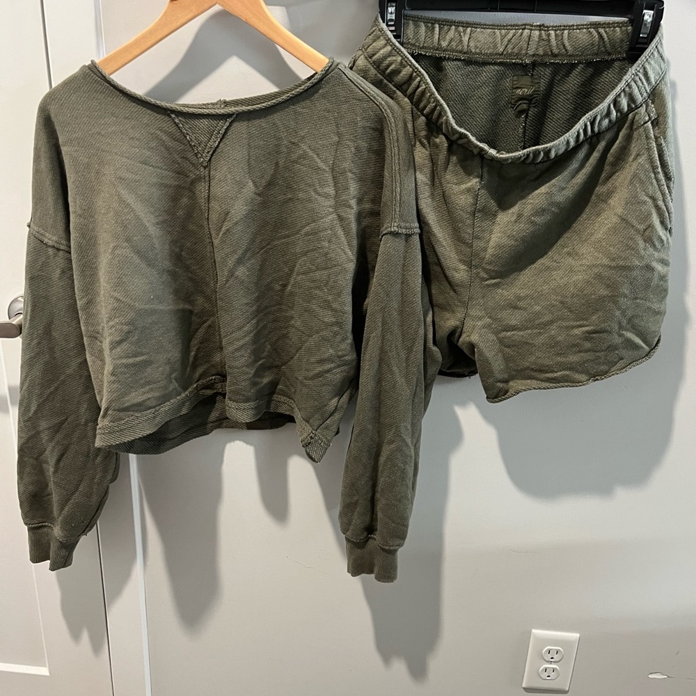 Aerie Endless Summer Green Sweatshirt and Shorts Set - Picture 2 of 8